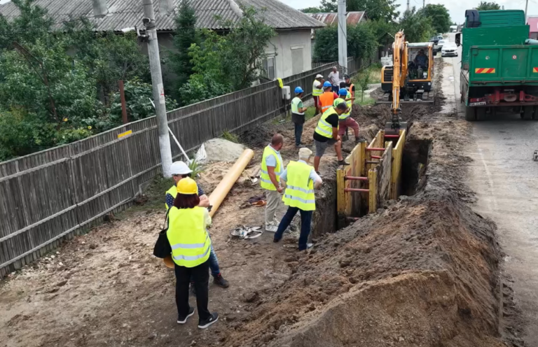 Canalizarea din Mârșa prinde contur: lucrările avansează pe principalele străzi ale comunei. Președintele CJ Giurgiu, Toma Petcu, urmărește evoluția lucrărilor