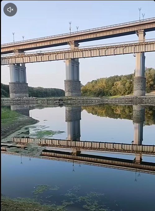 INCREDIBIL! Dunărea a dispărut  sub ochii noștri: Podul Prieteniei, un monstru de metal rămas cu picioarele în lut (vezi LINK)