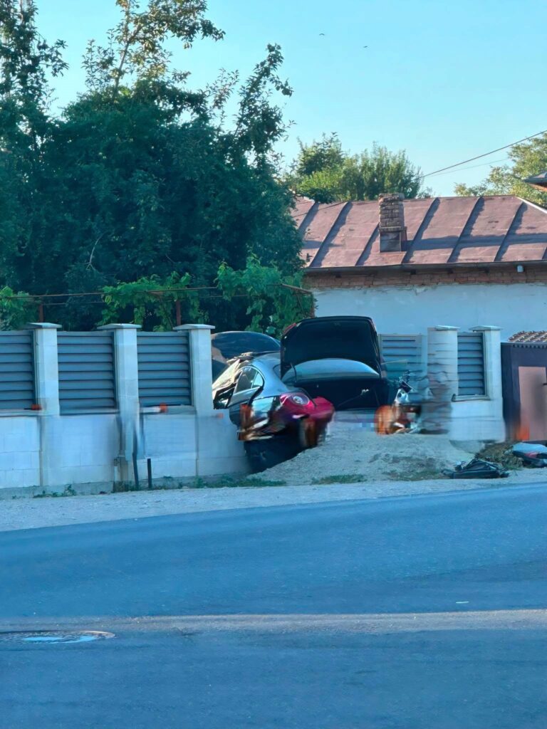 Un șofer băut, la un pas de o tragedie în Bolintin-Vale! Mașina s-a făcut praf după ce a spulberat un autoturism și a pus jos un gard de beton