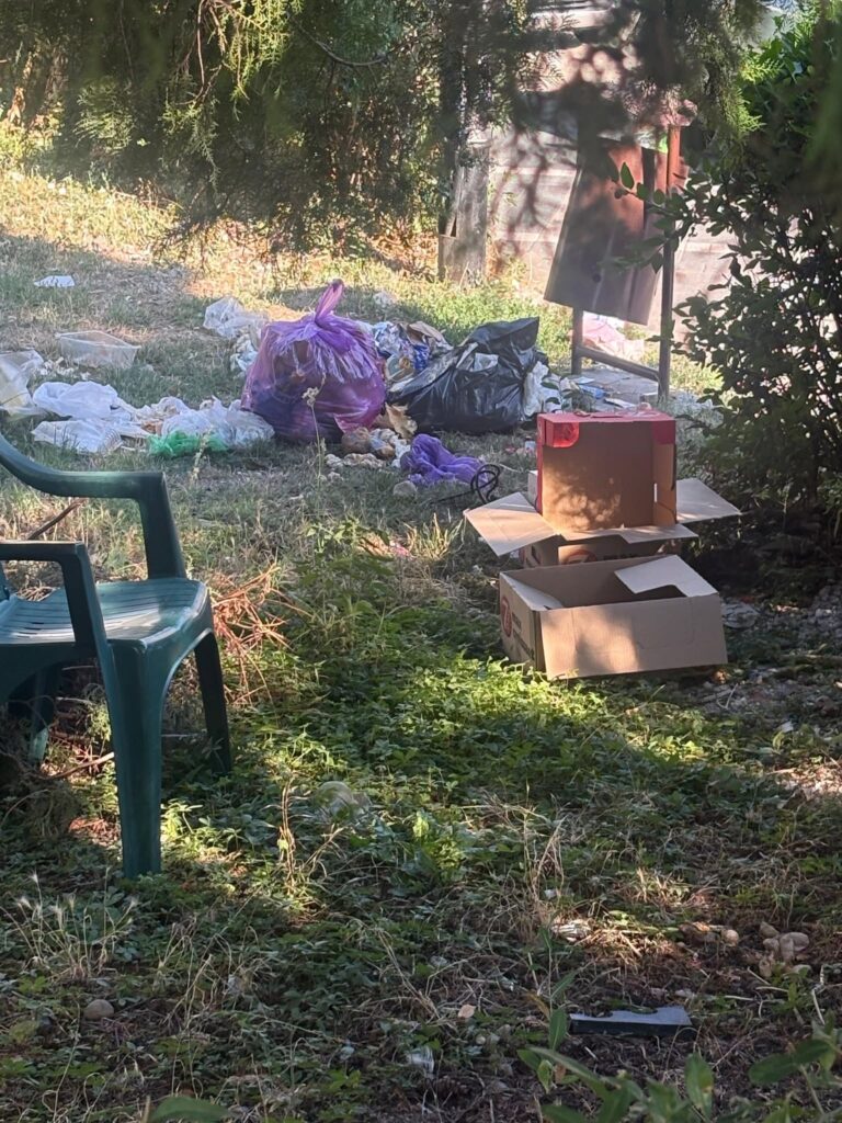 MITOCANII GUNOAIELOR:  „Jurnal giurgiuvean” și societatea „BIN GO SOLUTIONS” continuă campania împotriva celor care își bat joc de oraș. Gunoaie aruncate în centrul municipiului, inclusiv lângă piscina și restaurantul Perla din Portul Giurgiu