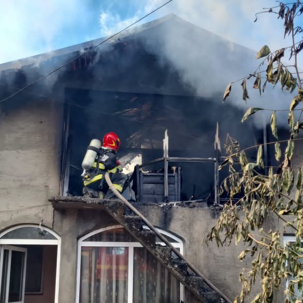 Tragedie în satul Drăgănescu: trei gospodării lovite de flăcări, doi porci au ars de vii, iar o casă a fost distrusă de un scurtcircuit
