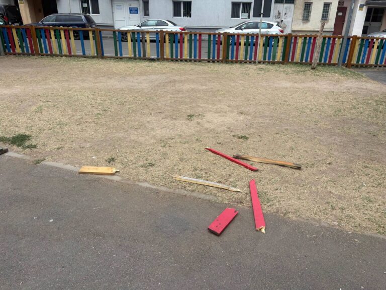 Locurile de joacă din Giurgiu au devenit ținta predilectă pentru vandali! Ce se repară azi, este distrus mâine, dar pe banii tuturor! (Galerie Foto)