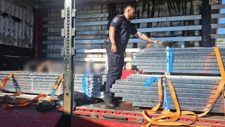 Descoperire șocantă la Giurgiu: Doi migranți marocani, găsiți inconștienți într-un TIR încărcat cu profile din aluminiu (VIDEO)