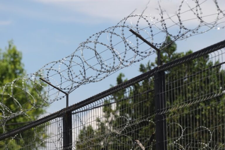 EXPLOZIE DE TENSIUNE la Penitenciarul Giurgiu! Un singur agent păzește până la 150 de deținuți. „Suntem trimiși la sacrificiu!” Ce promite conducerea sistemului…