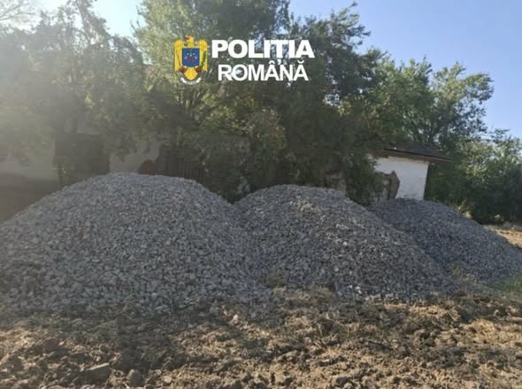 Furau balast de la calea ferată și îl vindeau! 140 de tone de piatră, descoperite în urma unor percheziții la Băneasa, în județul Giurgiu