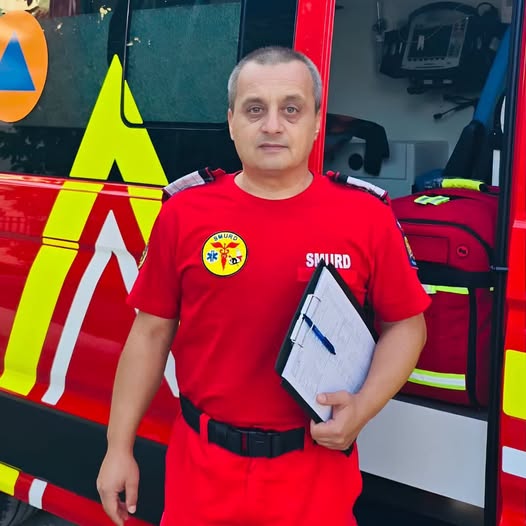 Există încă oameni care se opresc să își ajute semenii aflați în dificultate: Un pompier SMURD a oprit în drum spre serviciu pentru a salva un om!