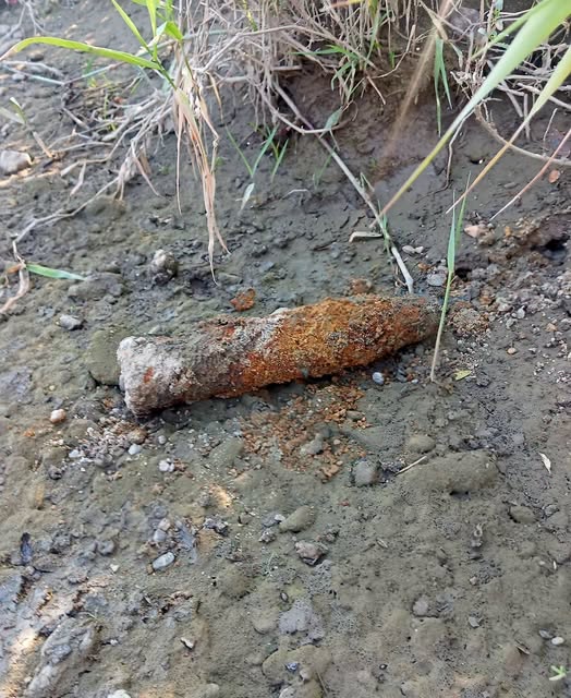 EXPLOZIV pe malul Argeșului, la Isvoarele! Proiectilul a fost descoperit de un grup de pescari 