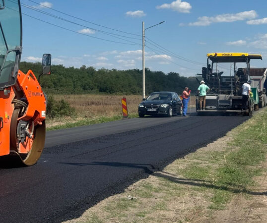 Șantier în plină forță pe DJ 611! Drumul dintre Sadina și Cartojani, investiție a Consiliului Județean Giurgiu, primește un nou covor asfaltic