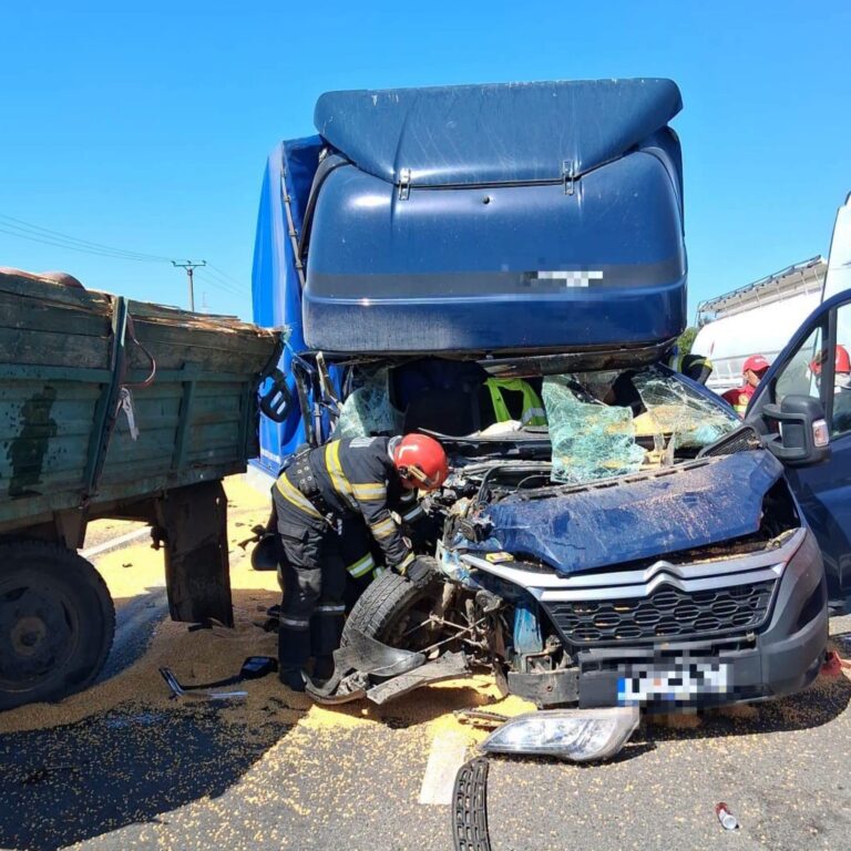 ACCIDENT TERIBIL PE DN5, LA DAIA! Un șofer de 34 de ani, scos dintre fiare și transportat cu elicopterul SMURD la București. Prefectul județului a venit la locul accidentului
