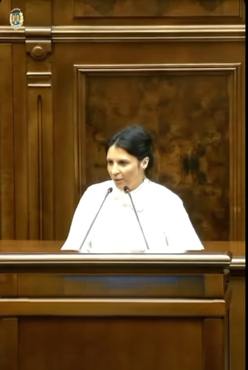 Senator Gabriela HORGA: „Astăzi, în Senatul României, a fost adoptată „tacit”, adică fără dezbatere, legea care reglementează cumulul pensiei de serviciu cu salariul obținut la stat.” (vezi LINK)