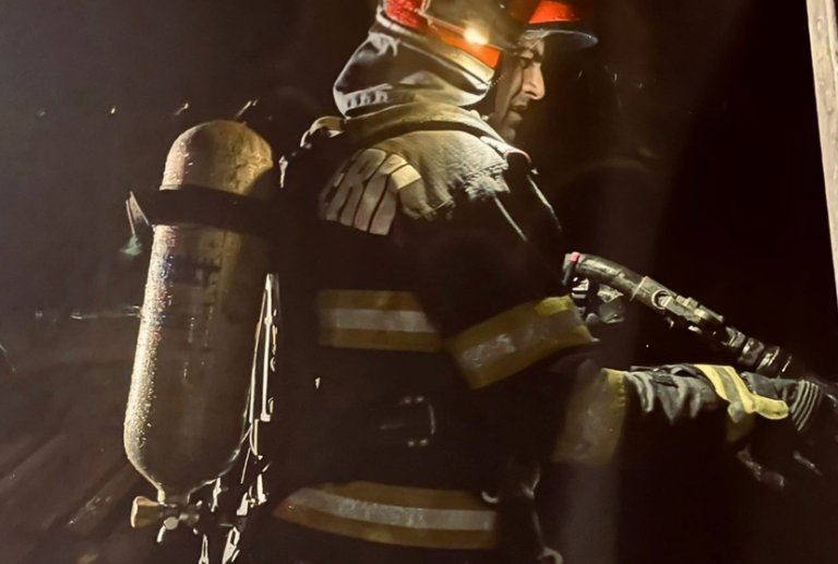Focul a înghițit o gospodărie din Buturugeni în toiul nopții! Un garaj, o mașină și sute de kilograme de lemne au fost mistuite de flăcări