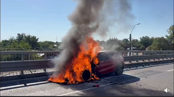 Un autoturism s-a făcut scrum, cu puțin timp în urmă, pe podul de la Daia! Șoferița a reușit să se evacueze la timp…