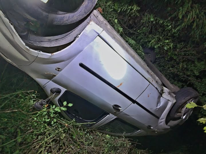 La un pas de o tragedie! Un tânăr de doar 18 ani s-a răsturnat cu mașina pe DJ 601: își luase permisul de doar două luni