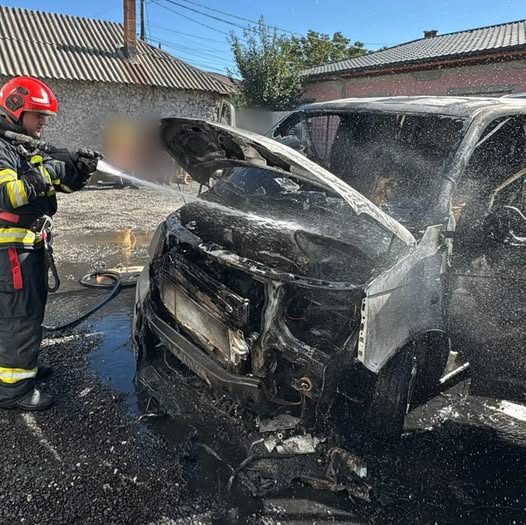 O autoutilitară a luat foc, ieri, după-amiază, pe strada Amurgului din municipiul Giurgiu.
