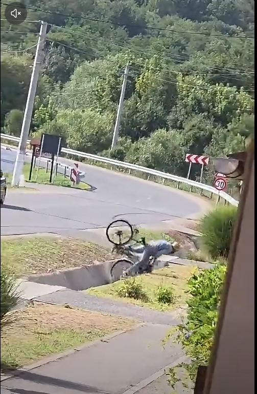 Imagini bestiale! Cum arată mersul pe bicicletă atunci când ieși din cârciumă, dorind să ajungi acasă, dar mintea, amețită de băutură, nu te lasă…! (Vezi LINK)