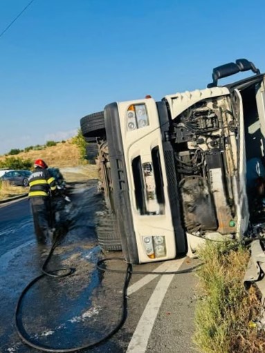 Un TIR încărcat cu floarea-soarelui, răsturnat pe DN5, la Daia…Șoferul a scăpat ca prin minune!