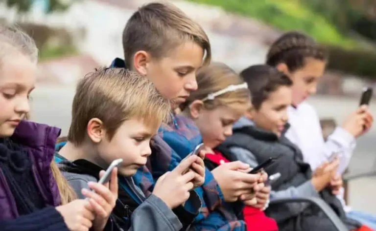 UE pregătește reguli mai stricte pentru protejarea copiilor pe internet. Ce obligații vor avea aplicațiile și rețelele sociale.