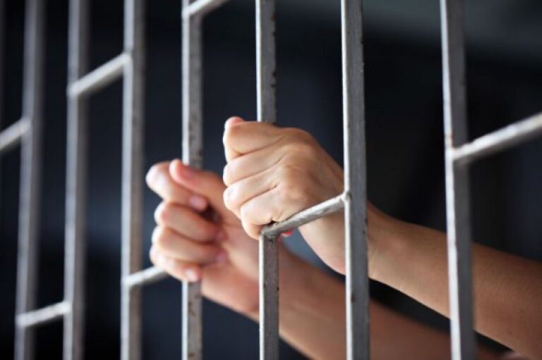 Dosarul polițiștilor de la Mihăilești, învinuiți pentru luare de mită: Cei doi frați, inculpați, rămân după gratii până în luna octombrie!