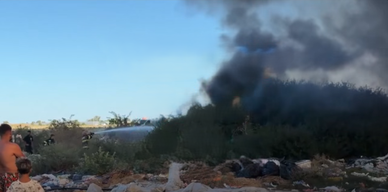 Incendiu uriaș, la Dobreni, în comuna Vărăști, cu flăcări de peste doi metri, vânt puternic și fum toxic : pompierii au luptat să salveze gospodăriile