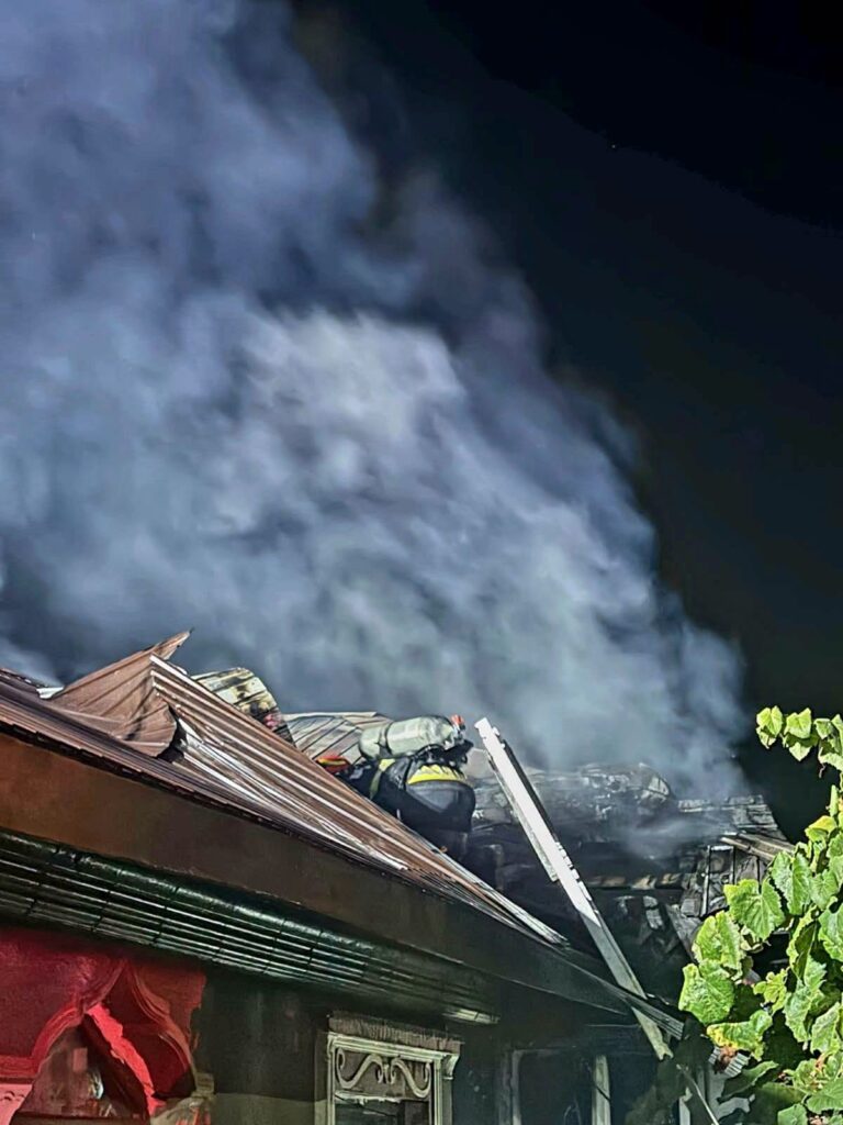 NOAPTE DE COȘMAR LA SĂBĂRENI: În timp ce casa ardea ca o torță, două femei au scăpat, ca prin minune, în ultima clipă!