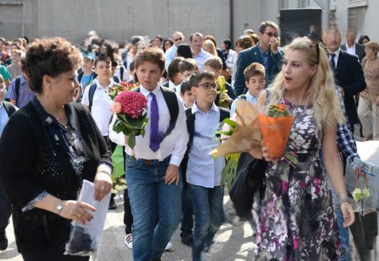 Liceul Tehnologic „Ion Barbu” Giurgiu își întâmpină elevii, cu un mesaj,  în noul an școlar: Un nou început, aceleași emoții frumoase! 