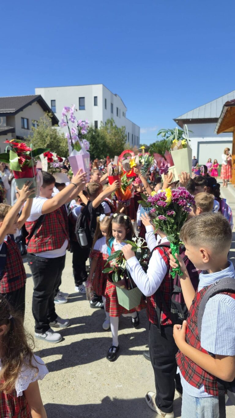 La Florești-Stoenești, școala începe cu speranță și rezultate. Primarul Constantin DUMITRU:  „Copiii noștri trebuie să viseze fără limite!”