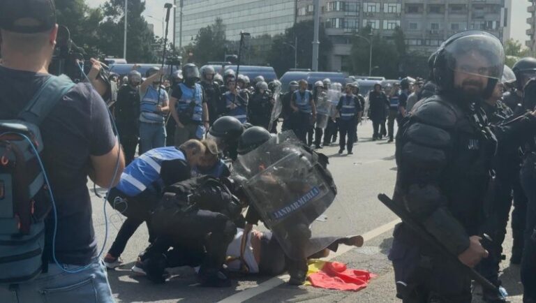 Protestul de marți al fermierilor, a degenerat în Piața Victoriei. Gaze lacrimogene, tunuri cu apă, oameni transportați la spital și amenzi…