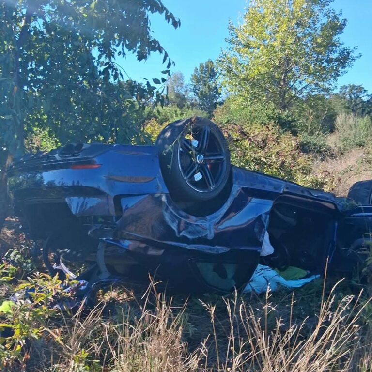 Patru mașini, două răsturnate pe plafon! Accident violent între Grădinari și Tântava. Un tânăr de 27 de ani, transportat la București