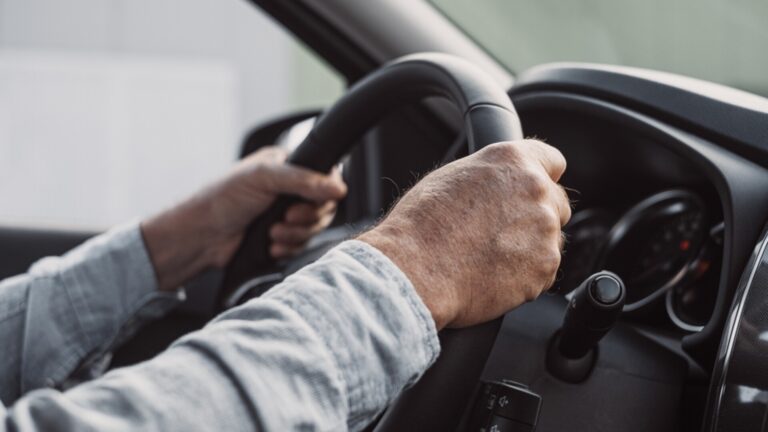 Un șofer din Valea Dragului a fost prins circulând nestingherit , fără permis
