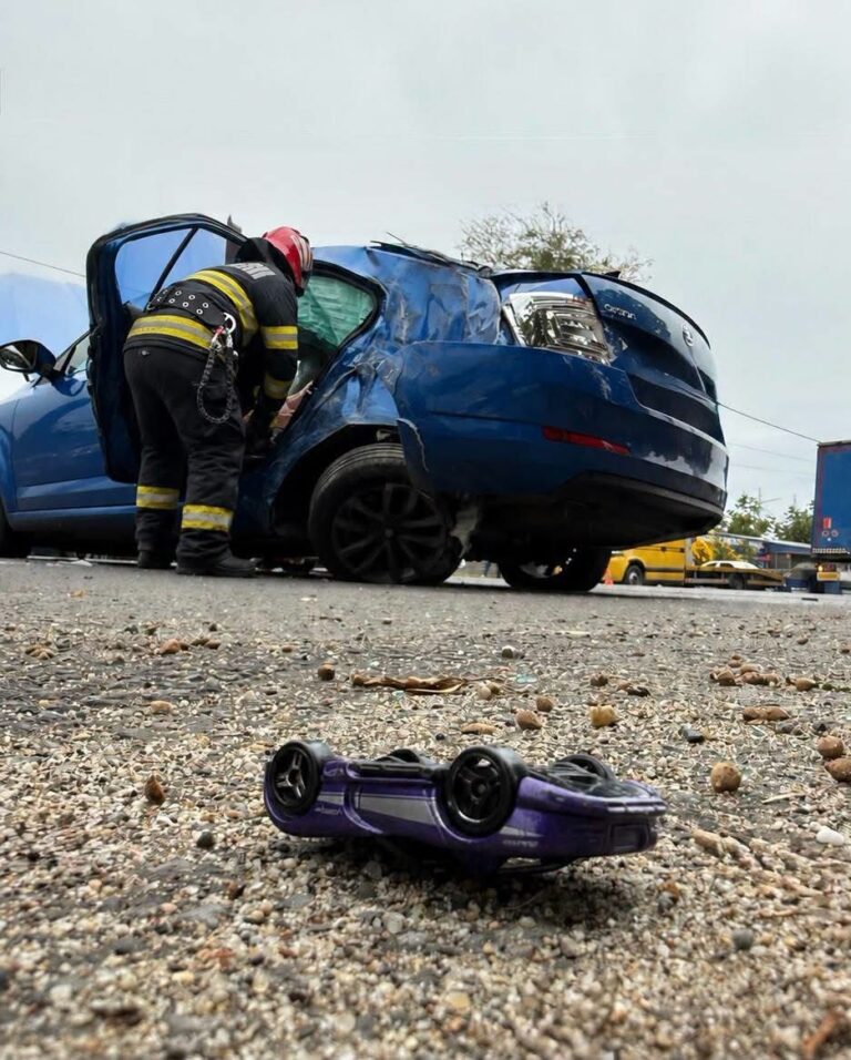 Accident auto la ieșirea din Giurgiu, astăzi la prânz…Doi copii și o femeie au fost transportați la Spital.