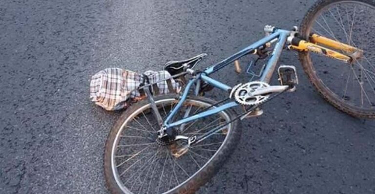 Astăzi dimineață, un biciclist a fost lovit, pe șoseaua Sloboziei,  de un autoturism, chiar pe pista de biciclete