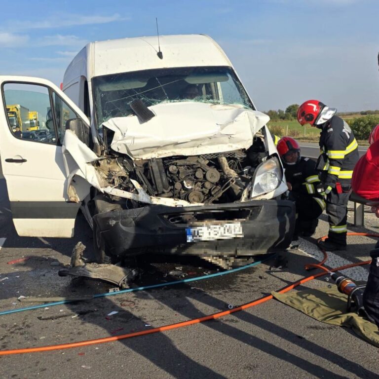 Accident grav pe A1, în județul Giurgiu! Trei persoane au ajuns la spital, după ciocnirea a două dube și a unui autoturism. Traficul a fost blocat spre Pitești!