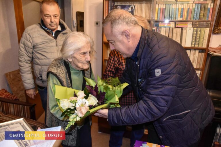 Giurgiuveanca Garoafă Maria a împlinit 102 ani. Primarul și viceprimarul municipiului au vizitat-o pentru a o felicita, oferindu-i  daruri