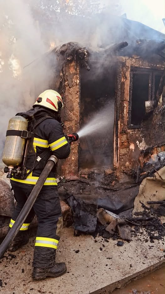 Incendiu violent la Stoenești: O sobă, la un pas de a transforma o gospodărie în scrum!