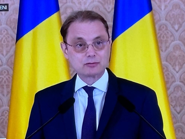 Cine este Luca Niculescu, noul desemnat ca premier. Jurnalistul devenit diplomat, chemat să scoată România din criza politică