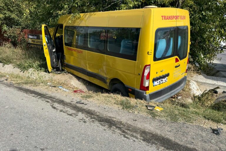 ȘOC la Singureni! Un copil de 9 ani, spulberat de un microbuz școlar cu 10 elevi. Elicopterul SMURD, chemat de urgență