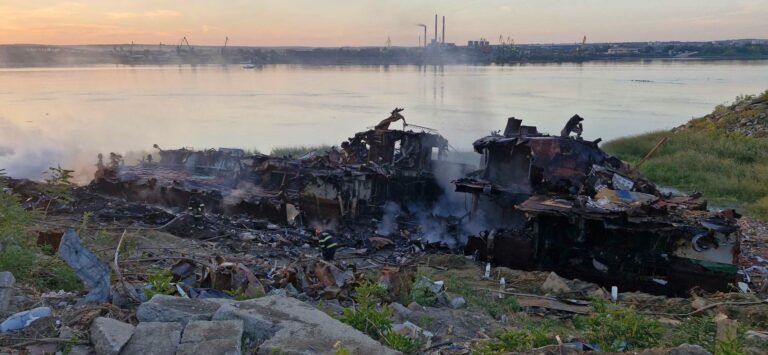 Noapte de foc pe malul Dunării, la Giurgiu! O navă dezafectată, cuprinsă de flăcări, la un pas de o explozie devastatoare