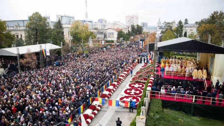 Puhoi de lume la Iași, venită să atingă moaștele Sfintei Parascheva: Ce este bine să faci astăzi, de sărbătoarea credinței și a speranței.