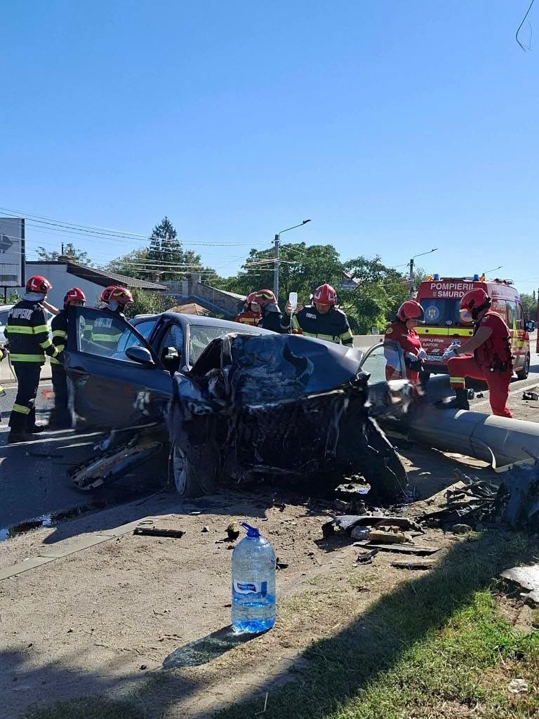 Un tânăr de 21 de ani a retezat un stâlp, cu mașina, pe DN5! 