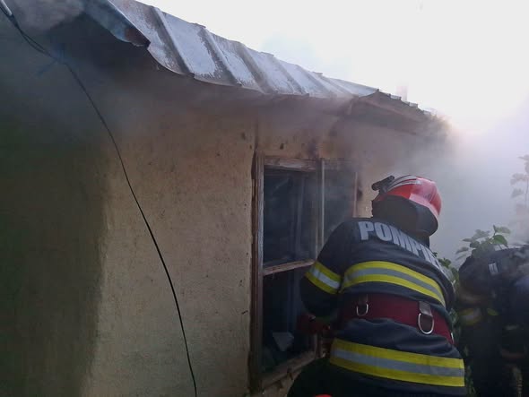 O casă cuprinsă de flăcări la Stănești! Un dormitor și acoperișul, mistuite de incendiu.