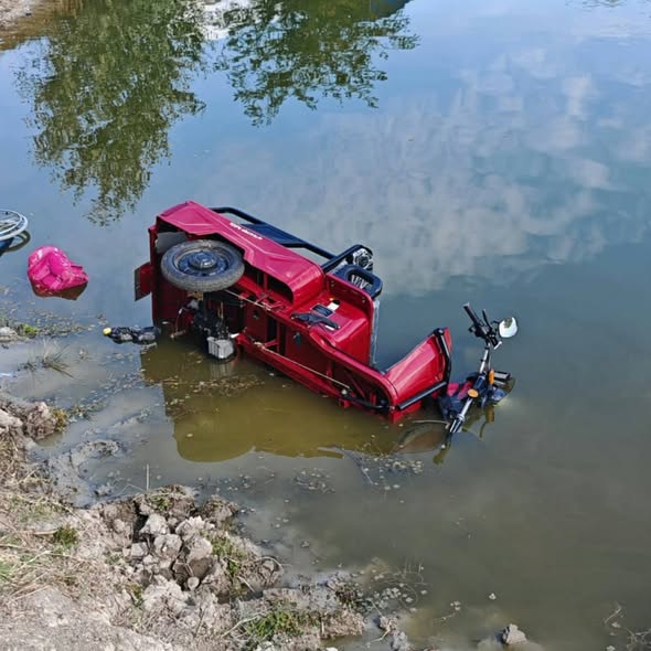 Accident şocant la Călugăreni! Doi vârstnici au ajuns la spital după ce s-au răsturnat cu tricicleta electrică într-un canal!
